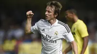 Gelandang Real Madrid, Luka Modric, merayakan gol yang dicetaknya ke gawang Villarreal pada laga La Liga di Stadion El Madrigal, Spanyol, Sabtu (27/9/2014). (AFP/Jose Jordan)