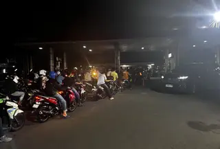 Malam itu, antrean kendaraan mengular di sebuah SPBU Pertamina di Jalan Mampang Prapatan Raya, Jakarta Selatan, di tengah kabar pembatalan kenaikan harga BBM. (Liputan6.com/Ady Anugrahadi)