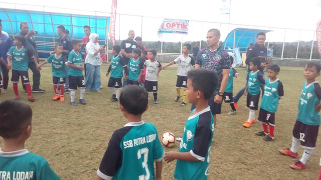 Choching clinik teknik sepakbola di lapangan Cisayong Tasikmalaya