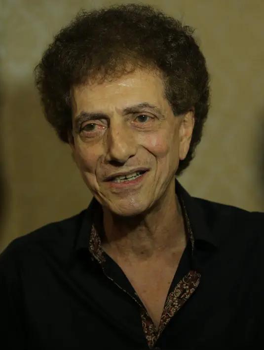 Agustus 2015 silam, musisi Ahmad Albar dikabarkan wafat untuk ketiga kalinya. Saat menjawab pertanyaan wartawan, pria yang biasa disapa Iyek itu tidak marah dengan berita tersebut. Ia bahkan hanya bilang amin. (Andy Masela/Bintang.com)