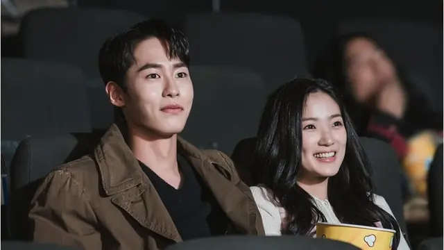 Dua bintang Extraordinary You, Kim Hye Yoon dan Lee Jae Wook saat menjadi cameo di True Beauty. (tvN via Soompi)