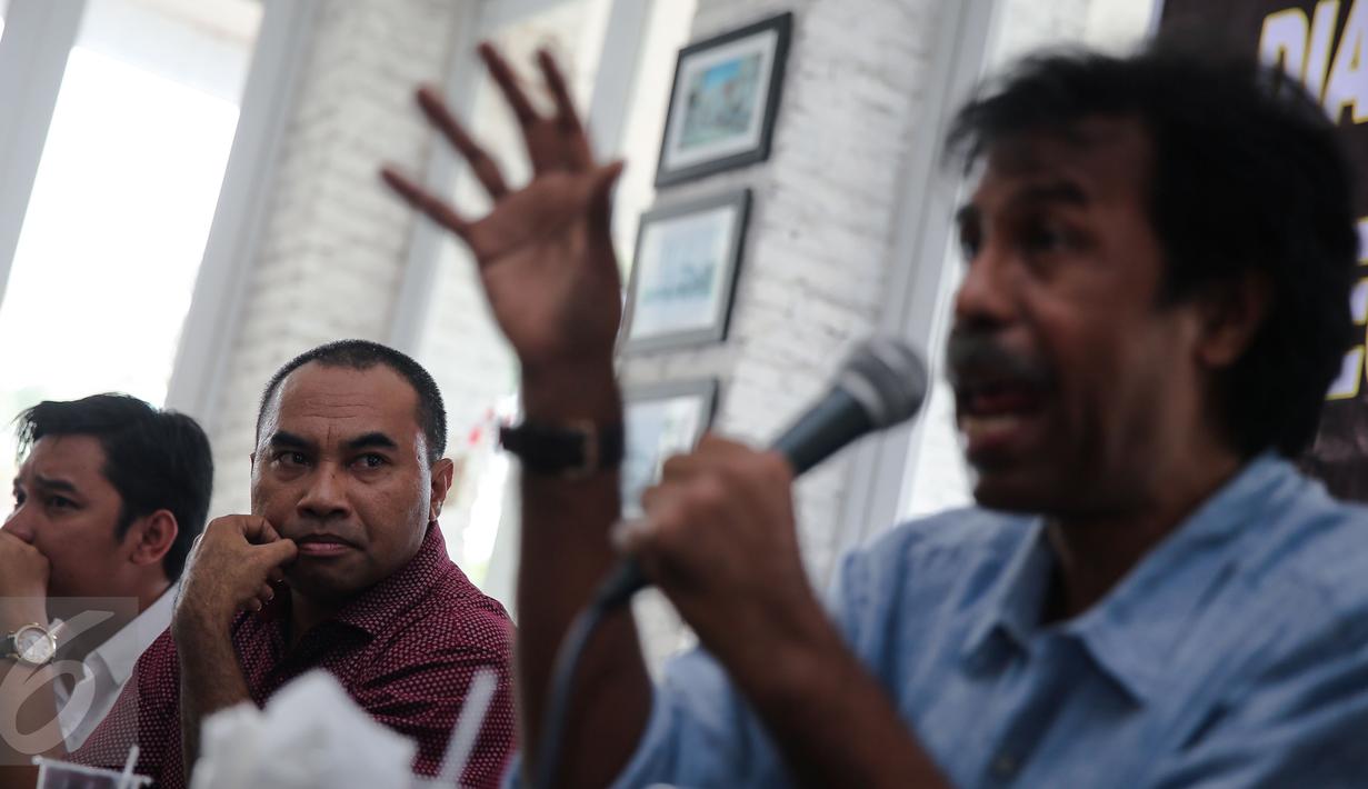 Haris Rusli Moti (tengah) menyimak paparan Margarito (kanan) saat berdiskusi mengenai kisruh Freeport di Jakarta, Minggu (6/12/2015). Dialog tersebut bertema "Pembegal UUD dan UU Minerba Vs Papa Minta Saham". (Liputan6.com/Faizal Fanani) 