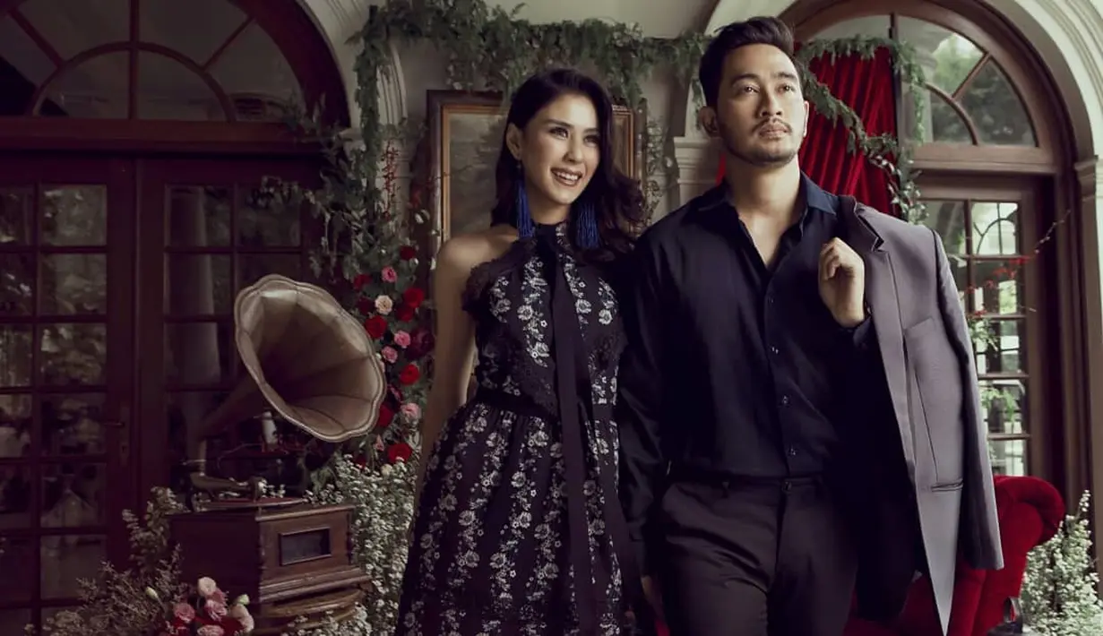 Kisah cinta pasangan Syahnaz Sadiqah dan Jeje Govinda telah berjalan sekitar dua tahun. Ingin meresmikan hubungannya, Jeje melamar adik Raffi Ahmad itu pada 12 November 2017. Keduanya akan menikah di Bandung pada 21 April 2018. (Instagram/ zulhamsiregar)