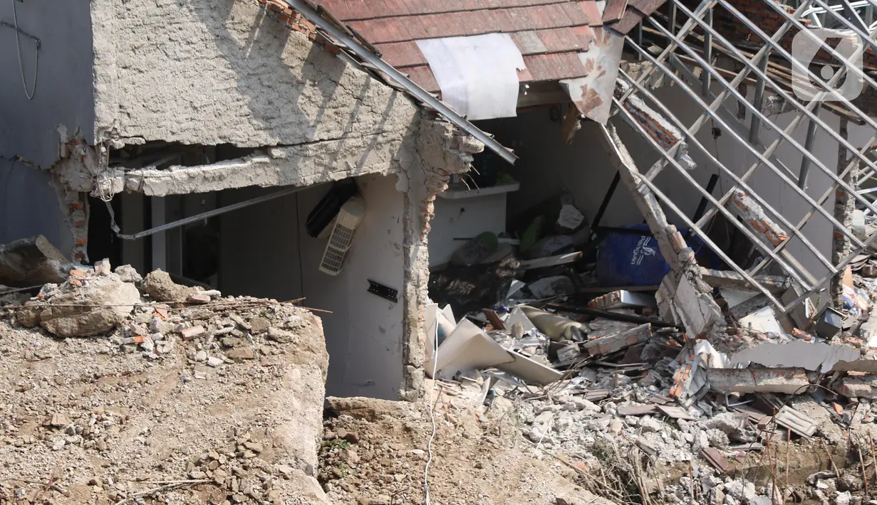 Kondisi bangunan rumah yang hancur tertimpa tanah longsor, di Perumahan Nerada Estate Ciputat, Tangerang Selatan, Banten, Sabtu (12/6/2021). Longsor tersebut menghancurkan 2 rumah warga dan tidak ada korban jiwa dalam peristiwa itu. (Liputan6.com/Angga Yuniar)