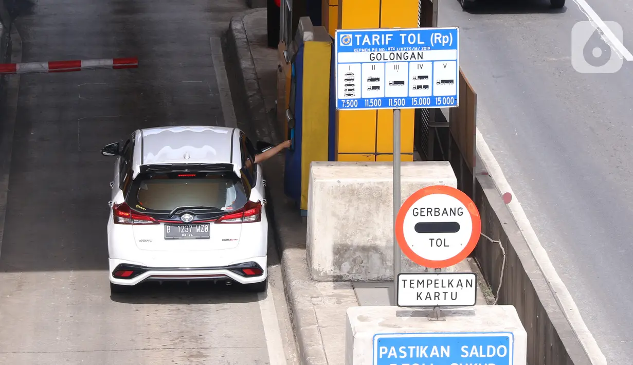 Sejumlah pengguna jasa tol saat melakukan transaksi pembayaran di gerbang tol Karang Tengah, Tangerang, Selasa (24/11/2020). Kementerian PUPR segera menerapkan teknologi transaksi pembayaran tol non-tunai tanpa sentuh (nir-sentuh) atau multi-lane free flow (MLFF). (Liputan6.com/Angga Yuniar)