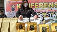 Satnarkoba Polresta Bogor Kota mengungkap produksi tembakau gorila di daerah Bogor, Jawa Barat. Polisi mengamankan tiga orang tersangka dalam penggerebekan itu. (Liputan6.com/Achmad Sudarno)