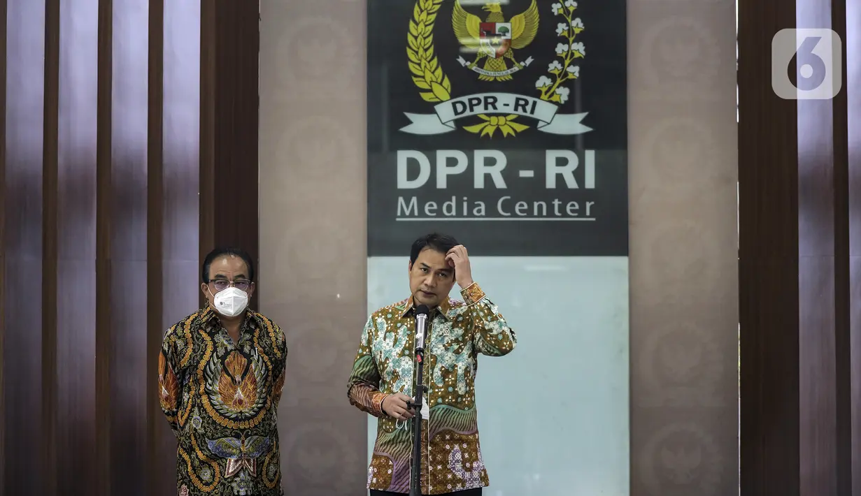 Wakil Ketua DPR Azis Syamsuddin (kanan) menyampaikan keterangan mengenai Papua di Kompleks Parlemen, Senayan, Jakarta, Kamis (3/12/2020). Azis mengutuk oknum United Liberation Movement for West Papua (ULMWP) yang mengklaim pembentukan pemerintahan sementara West Papua. (Liputan6.com/Johan Tallo)