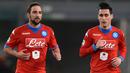 Gonzalo Higuain (kanan) merayakan gol berasama rekannya  Jose Maria Callejon saat Napoli bertemu Lazio pada lanjutan Serie A Liga Italia di Stadion Renzo Barbera, Palermo, Kamis (4/2/2016) dini hari WIB. (AFP/Alberto Pizzoli)