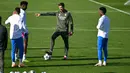 Pelatih Real Madrid asal Spanyol, Xabi Alonso, memberi isyarat selama sesi latihan jelang matchday 5 league phase Liga Champions 2025/2026 melawan Olympiakos FC di Real Madrid Sports City, Valdebebas, pada Selasa 25 November 2025. Real Madrid terus mematangkan persiapan mereka menjelang matchday kelima Liga Champions 2025/2026 melawan Olympiacos. (Javier SORIANO/AFP)