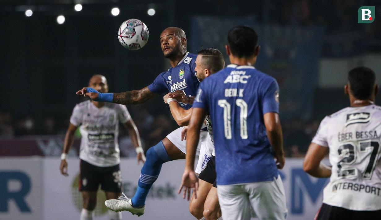 <p>David Da Silva menjadi sosok kunci di balik lolosnya Persib Bandung dari grup neraka, Grup C. Pemain asal Brasil itu tercatat telah membukukan dua gol dalam tiga laga di turnamen pramusim Piala Presiden 2022. Dua golnya dicetak saat melawan sang juara Liga 1 2021/2022, Bali United dan Bhayangkara FC. Tak heran jika dirinya sering dikawal ketat bahkan dijatuhkan paksa oleh bek lawan. (Bola.com/Bagaskara Lazuardi)</p>