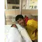 Dede Sunandar tampak bahagia atas kelahiran putra keduanya (Foto: Instagram/@lambe_turah)