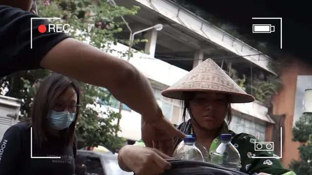 Aurel Hermansyah menyamar jadi penjual jamu (YouTube/ The Hermansyah A6)