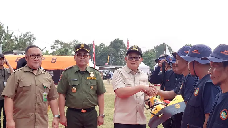 Pj Gubernur Jatim, Adhy Karyono memimpin Apel Siaga Gabungan Pengendalian Kebakaran Hutan dan Lahan (Karhutla) 2024 di Lapangan Desa Trawas, Kabupaten Mojokerto, Selasa (23/7/2024). (Istimewa)