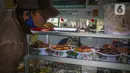 Warga memesan makanan di rumah makan Warteg Bahari, Jakarta, Rabu (1/12/2021). Dalam salinan Inmendagri tersebut juga tertulis waktu makan maksimal selama 60 menit. (Liputan6.com/Faizal Fanani)