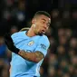 Striker Manchester City, Gabriel Jesus, menyundul bola saat pertandingan melawan Leicester City pada laga Premier League di Stadion King Power, Sabtu (18/11/2017). Manchester City menang 2-0 atas Leicester City. (AFP/Lindsey Parnaby)