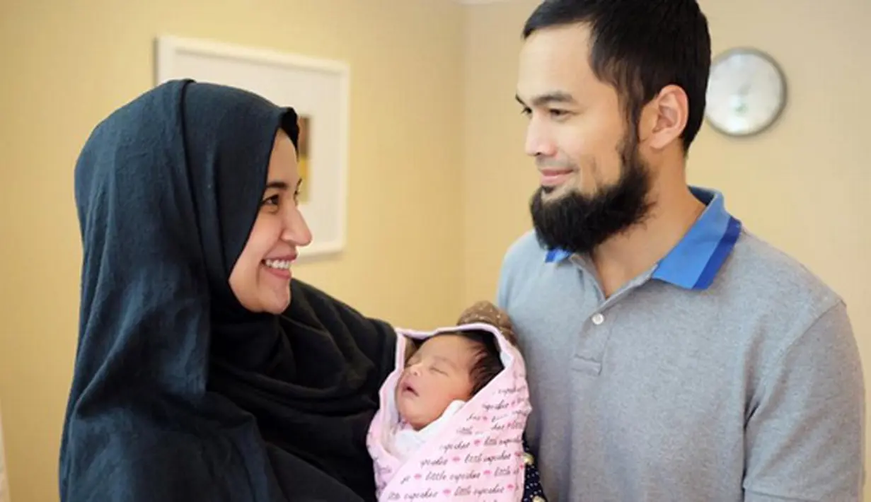 Banyak netizen yang mengaminkan doa Shireen. Doa menjadi haji mabrur pada lelaki yang namanya melejit lewat perannya Cinta Fitri itu. Selain itu juga netizen yang terharu dengan keterangan fotonya. (instagram/shireensungkar)