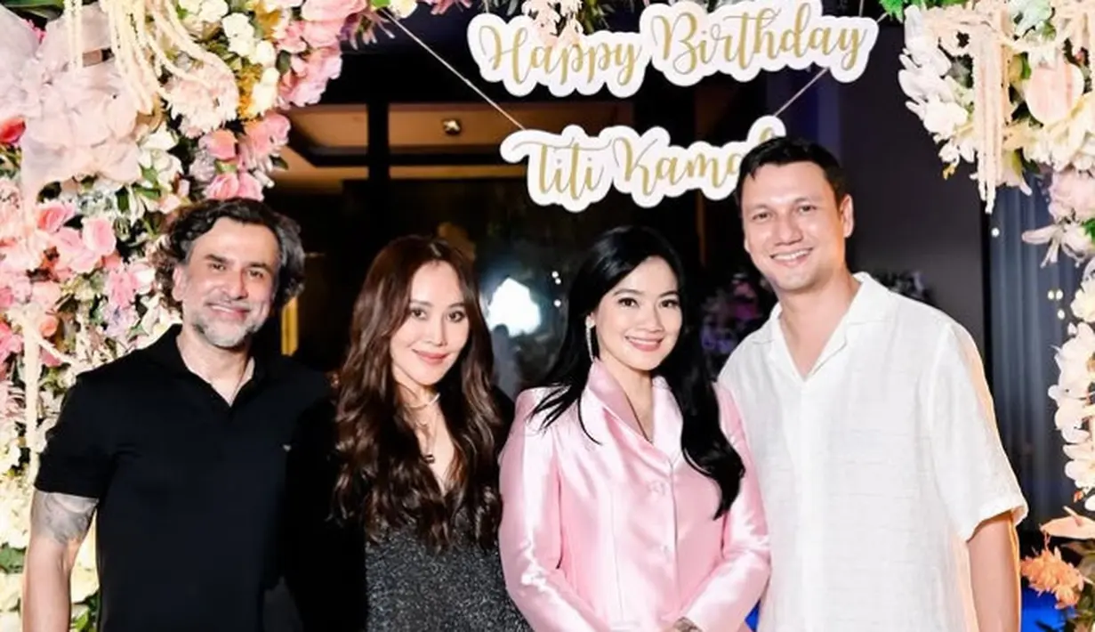 Sementara itu, Ina Thomas hadir mengenakan atasan abu-abu dipadukan celana denim panjang. Ia hadir bersama Jeremy Thomas yang mengenakan polo shirt hitam dipadu celana putih [@titi_kamall]