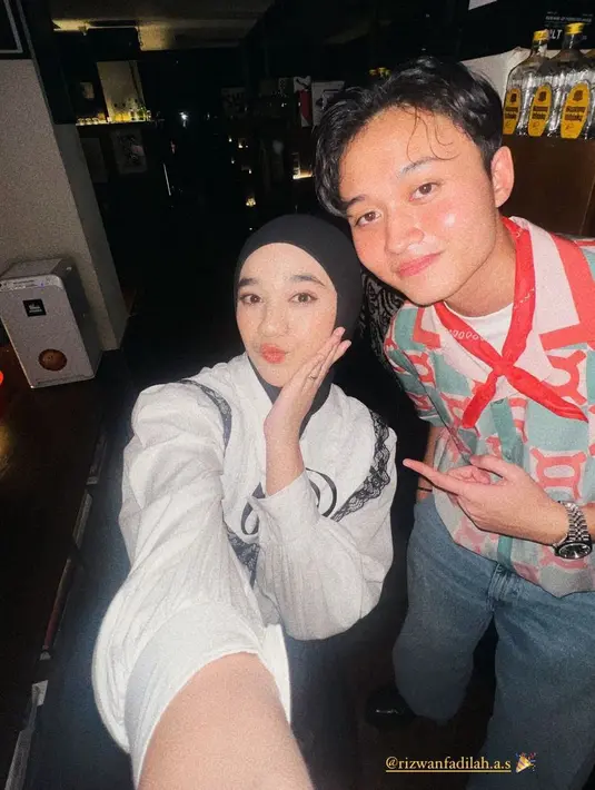 Penyanyi muda Nabila Taqiyyah hadir dengan atasan putih lengan pump dengan aksen lace di baguan dada dan pita hitam. Dipadukan kerudung hitamnya. [@nabilataqiyyah]