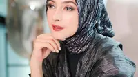 Seperti potret ini, aktris  37 tahun itu mengenakan hijab dengan motif berwarna putih dan abu-abu. Riasan yang bold yang berfokus pada bagian mata dan bibir beri kesan glamor pada penampilannya. [Foto: IG/vanillahijab].