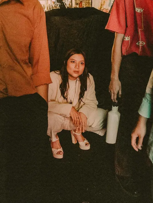 Danilla tampil bak lady boss dengan setelan blazer dan celana ivory. Dipadukan dengan t-shirt putih dan heels platform [@danillariyadi]