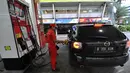 Petugas SPBU sedang mengisi bahan bakar ke salah satu kendaraan roda empat Seiring dengan terus melorotnya harga minyak dunia, Jakarta, Kamis (1/1/2015). (Liputan6.com/Miftahul Hayat)
