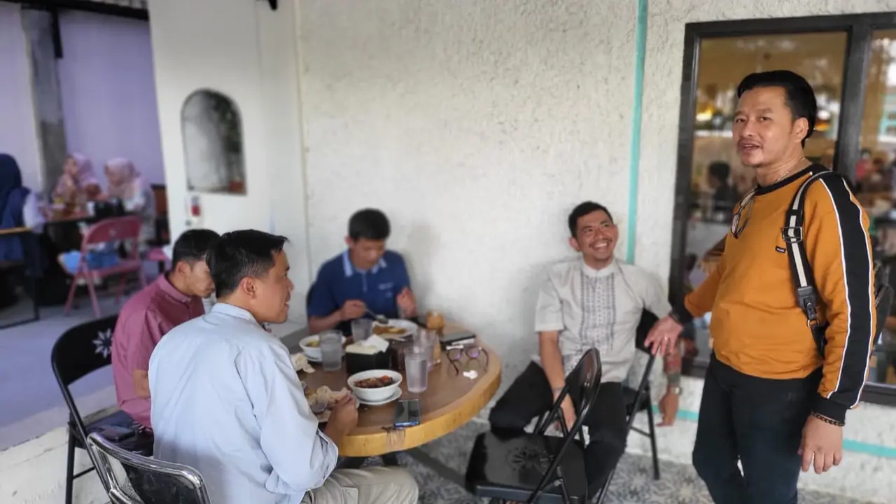 Personel Direktorat Reserse Narkoba Polda Riau sosialisasikan bahaya narkoba dan mengajak sukseskan Pilkada kepada pengunjung kafe.