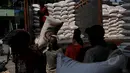 Pekerja menurunkan beras dari dalam truk di Pasar Induk Beras Cipinang, Jakarta, Selasa (24/2/2015). Harga beras sejak 9 Februari 2015 melonjak hingga 30 persen, hal ini disebabkan belum meratanya panen di daerah produsen. (Liputan6.com/Johan Tallo)