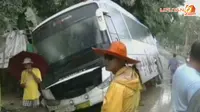 [VIDEO] Tergelincir Abu Kelud, Bus Terguling di Purworejo