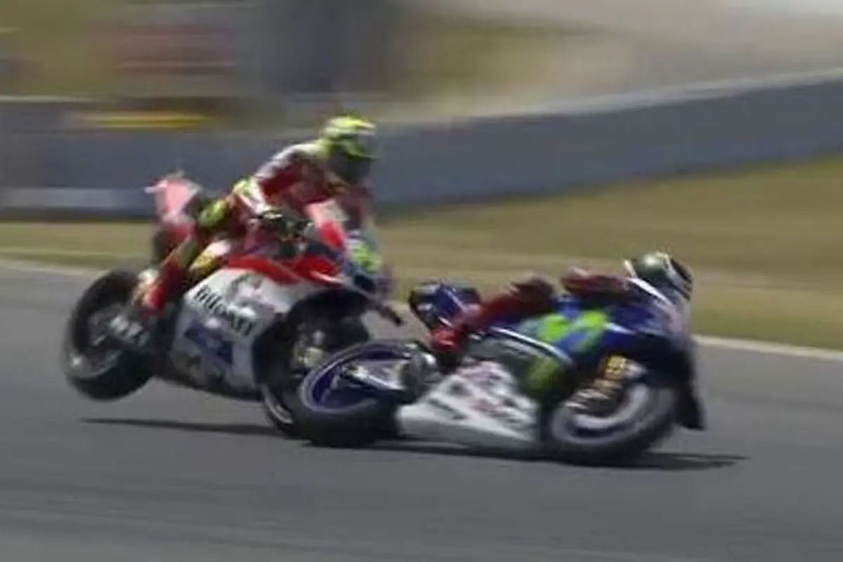 Andrea Iannone dan Jorge Lorenzo (kanan)
