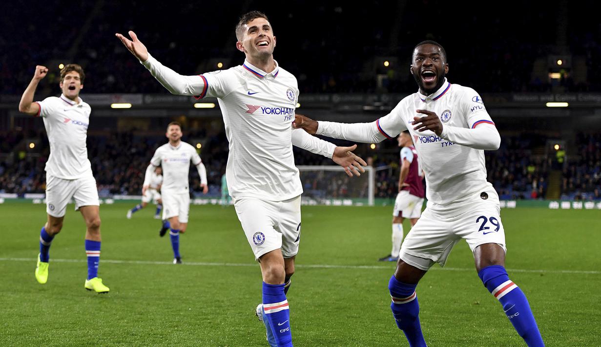 Gelandang Chelsea, Christian Pulisic, merayakan gol yang dicetaknya ke gawang Burnley pada laga Premier League di Stadion Turf Moor, Burnley, Sabtu (26/10). Burnley kalah 2-4 dari Chelsea. (AP/Anthony Devlin)