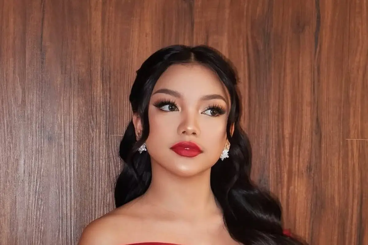 Pesona Naura Ayu Dipulas Makeup Bold dengan Lipstik Merah khas Snow White