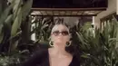 Ia pun tampil seksi dengan atasan crop top lengan panjang. Dipadukan celana panjang cut out. (@agnezmo)