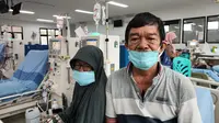 Masri (52) setia menemani sang istri Hidayati selama lebih dari 6 tahun untukmelakukan cuci darah di RSUD M Yunus Bengkulu. (Liputan6.com/Yuliardi Hardjo)