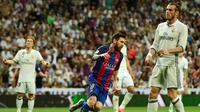 Bintang Barcelona, Lionel Messi, setelah mencetak gol ke gawang Real Madrid dalam pertandingan El Clasico, di Santiago Bernabeu, Minggu atau Senin (24/4/2017) dini hari WIB. (AFP/Pierre-Philippe Marcou). 