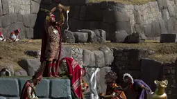 Aktor David Ancca yang berperan sebagai Kaisar Inca memainkan adegan menumpahkan minuman yang disebut "chicha" saat upacara Inca "Inti Raymi" di reruntuhan Saqsaywaman di Cuzco, Peru (24/6). (AP/Martin Mejia)