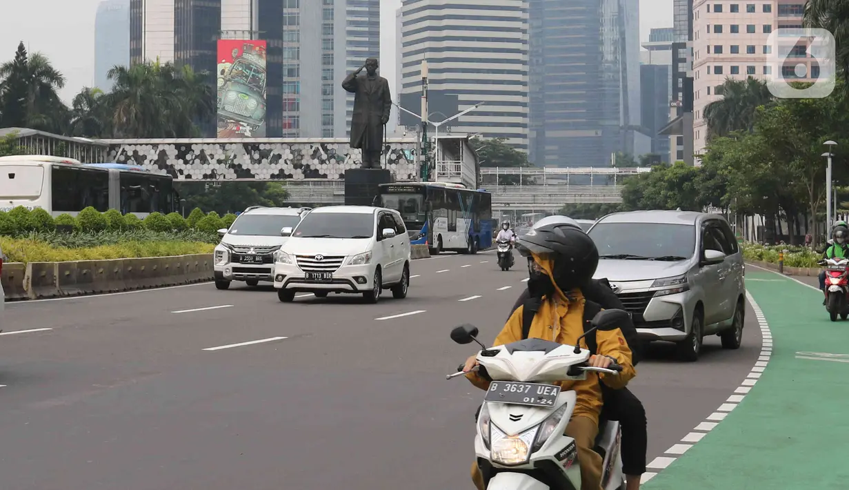 <p>Kendaraan melintas di ruas Jalan Jenderal Sudirman, Jakarta, Senin (9/5/2022). Pembatasan kendaraan roda empat dengan sistem Ganjil Genap (GaGe) di wilayah DKI Jakarta mulai Senin, 9 April 2022, seiring dengan berakhirnya cuti bersama libur Lebaran 2022 atau Idul Fitri 1443 H. (Liputan6.com/Herman Zakharia)</p>