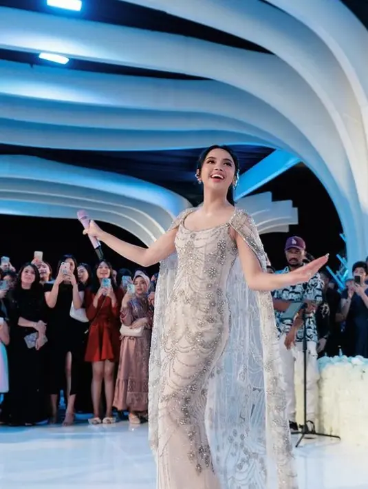 Gaya busana Lyodra saat manggung [Instagram/lyodraofficial]