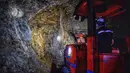 Tambang yang berada di bawah naungan holding BUMN tambang Mining Industry Indonesia (MIND ID) itu diperkirakan masih menyimpan cadangan emas sekitar 5 ton. (Daeng Mansur/AFP)