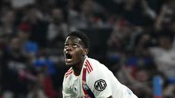 Bek Olympique Lyon Castello Lukeba (atas) berebut bola dengan gelandang West Ham United Michail Antonio pada leg kedua perempat final Liga Europa melawan Lyon di Parc Olympique Lyonnais, Jumat (15/4/2022) dini hari WIB. West Ham lolos ke semifinal usai melibas tuan rumah Lyon 0-3. (Jeff PACHOUD/AFP)
