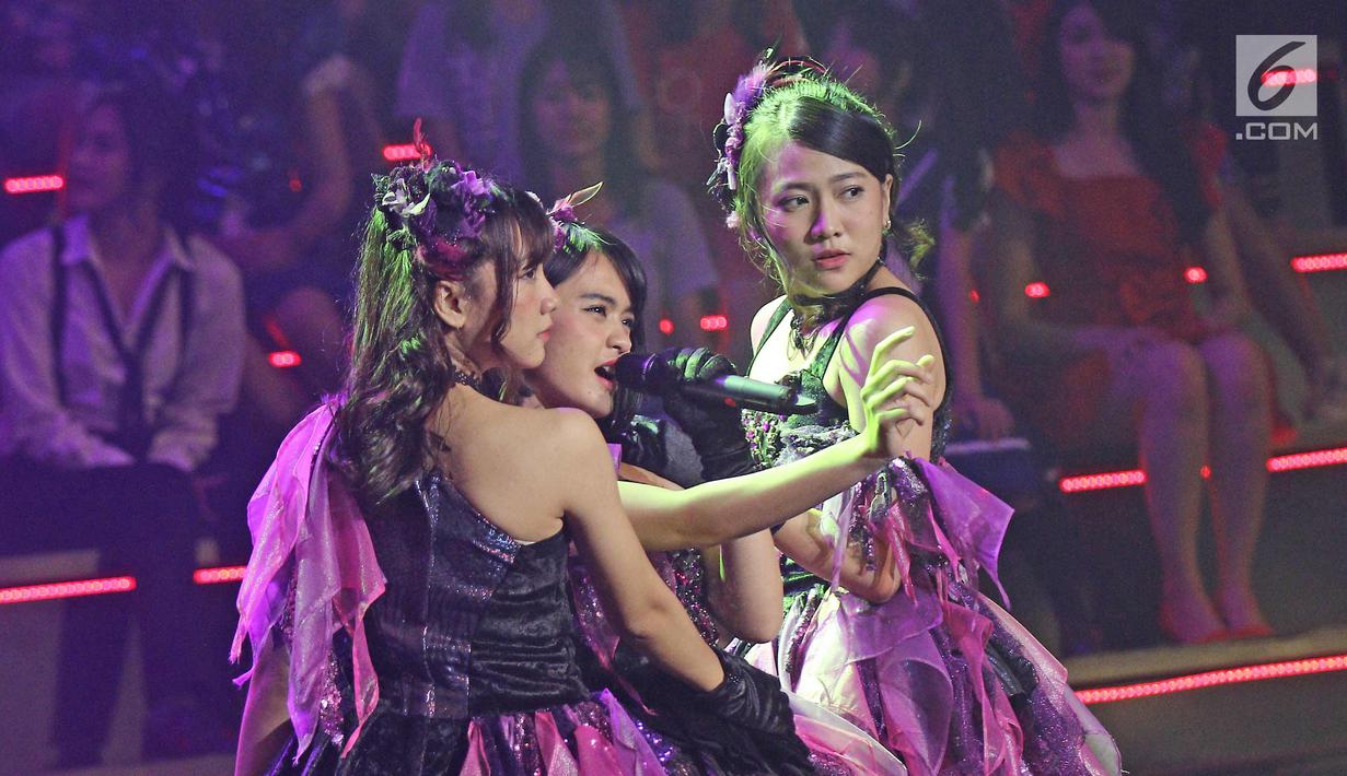 Penampilan member JKT 48 saat menghibur penonton dalam acara 'JKT48 Request Hour Setlist Best 30 2017' di Balai Sarbini, Jakarta, Sabtu (4/11). Para fans memilih 30 lagu dari antara seluruh lagu yang ada dengan cara voting. (Liputan6.com/Herman Zakharia)