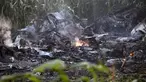 Api terlihat di tengah puing-puing pesawat kargo Antonov di desa Palaiochori di Yunani utara, Minggu (17/7/2022). Pesawat kargo Antonov-12 dioperasikan oleh perusahaan Ukraina itu terbang dari Serbia menuju Yordania sebelum terjatuh pada Sabtu malam kemarin pada waktu setempat. (AP Photo/Giannis Papanikos)