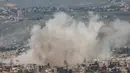 Asap mengepul saat tentara Israel menghancurkan bangunan dan rumah-rumah di Lebanon Selatan dekat perbatasan, seperti terlihat dari Upper Galilee, Israel Utara pada Senin 27 April 2026. (Jalaa MAREY/AFP)
