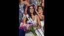 Miss Universe 2013, Gabriel Isrel saat menyematkan mahkota ke kepala Paulina Vega yang terpilih sebagai Miss Universe 2014 di FIU Arena, Doral, Miami, Minggu (25/1/2015). (AFP PHOTO/Timothy A. CLARY)