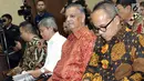 Terdakwa kasus dugaan suap proyek PLTU Riau-1, Sofyan Basir (kedua kanan) bersiap menjalani sidang lanjutan di Pengadilan Tipikor, Jakarta, Senin (1/7/2019). Sidang beragendakan pembacaan tanggapan atas nota keberatan terdakwa oleh JPU KPK. (Liputan6.com/Helmi Fithriansyah)