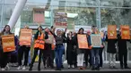 Para pekerja Layanan Kesehatan Nasional (National Health Service/NHS) memegang plakat di garis piket di luar Rumah Sakit University College di pusat kota London pada 20 September 2023. (JUSTIN TALLIS/AFP)