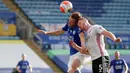 Penyerang Leicester City, Jamie Vardy melompat saat berebut bola dengan pemain Sheffield United, Jack O'Connell dalam lanjutan Liga Inggris pekan ke-36 di Stadion King Power, Kamis (16/7/2020). Leicester City sukses menggulung tamunya, Sheffield United dengan skor 2-0. (David Davies/Pool via AP)