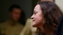 Beate Zschaepe (kiri) saat akan menjalani persidangan di Munich, Jerman, Selasa (10/11/2015).  Zschaepe juga diduga terlibat pembunuhan dari 10 orang dari tahun 2000 sampai 2007. (REUTERS/Michael Dalder)