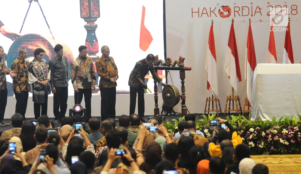 Presiden Joko Widodo (kanan) didampingi pimpinan KPK dan Menko Polhukam Wiranto membuka Konferensi Nasional Pemberantasan Korupsi sekaligus Peringatan Hari Anti Korupsi Sedunia (Hakordia) 2018 di Jakarta, Selasa (4/12). (Liputan6.com/Angga Yuniar)