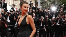 Model Rusia Irina Shayk berjalan di karpet merah saat tiba untuk menghadiri pemutaran film "Yomeddine" dalam Festival Film Cannes ke-71 di Cannes, Prancis (9/5). (Vianney Le Caer/Invision/AP)