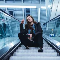 Ilustrasi jet lag karena penerbangan jarak jauh (Photo by Harold Wijnholds on Unsplash)